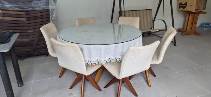 Mesa madeira com tampo adicional de vidro e 6 cadeiras giratórias