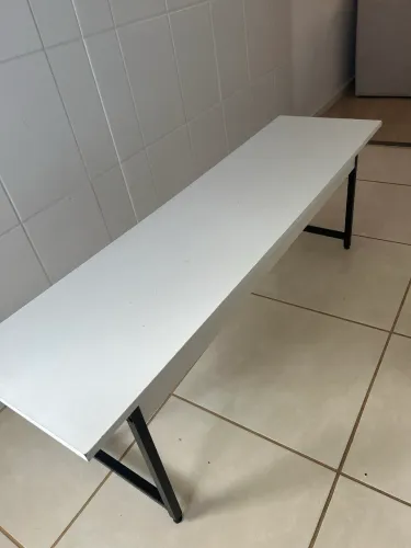Banco branco com pés de metal - Excelente estado
