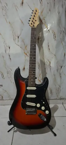 Belíssima guitarra seminova!!