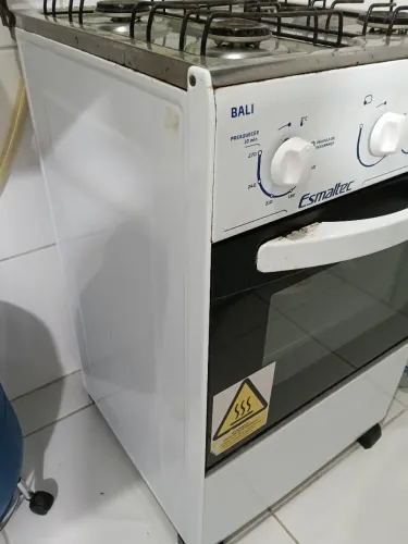 Vende- se Fogão e um Rack