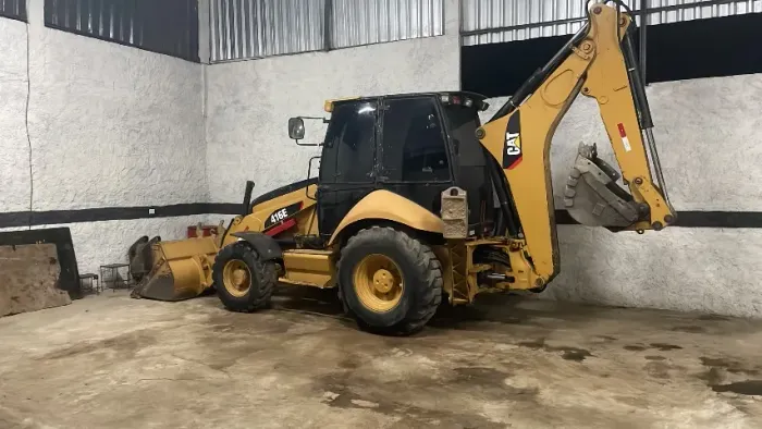 VENDE-SE RETROESCAVADEIRA CAT 416E ANO 2013 CABINADA