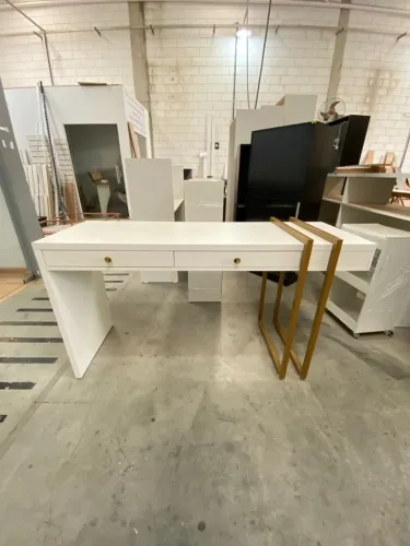 Mesa em metalon dourado: elegância que transforma qualquer ambiente.