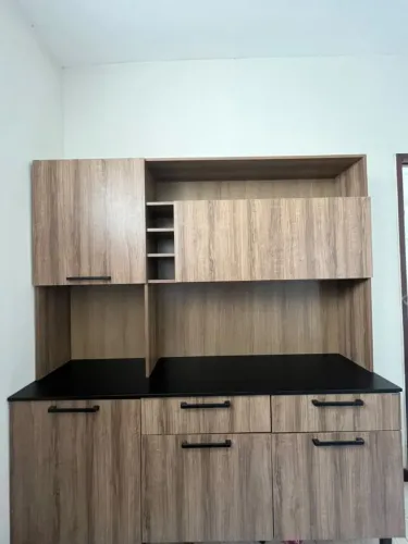 Armário de Cozinha com Bancada Preta ? Amadeirado .hm