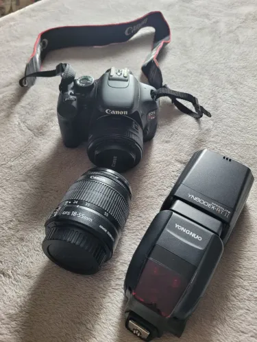 Kit câmera Canon T3i com flash e acessórios