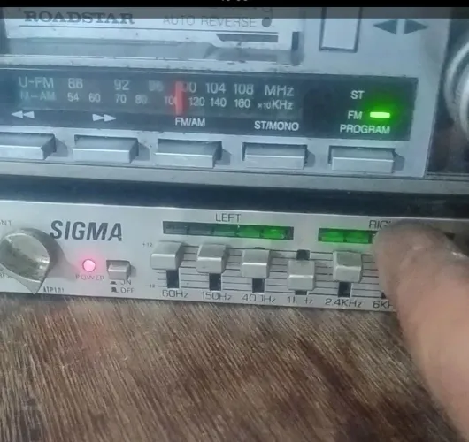 Rádio toca fitas Roadstar com amplificador Sigma