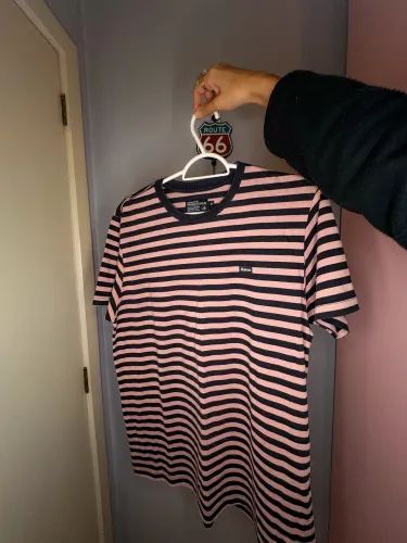 Camiseta bolovo listrada rosa e preto