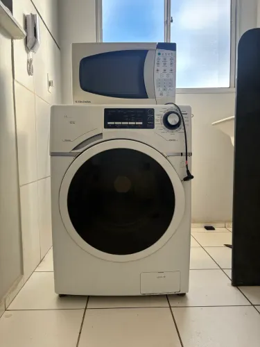 Lava e seca midea 8kg em excelente estado de conservação ( microondas vai de brinde)