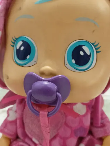 Linda boneca que chora e sai lágrimas de verdade