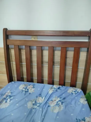 Cama de madeira pura e nobre de solteiro com colchão