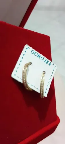 Par de brincos argolas click ouro 18k 750 zirconias oedlso 1.8g diâmetro 14.2mm