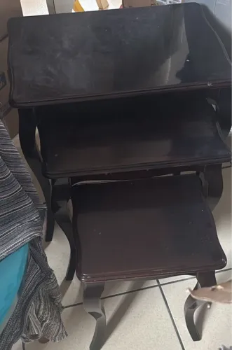 Vende-se trio de mesas de madeira clássica 