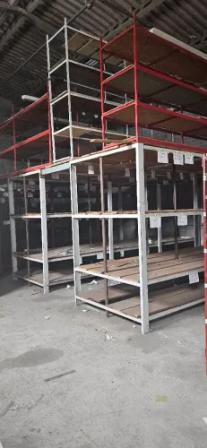 Prateleira de ferro reforçado.