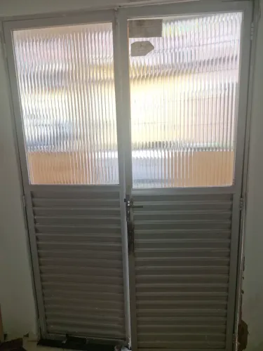 porta de alumínio 2 folhas com veneziana e vidro canelado