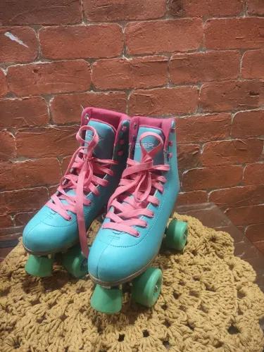 Patins Retrô Acqua tamanho 38<br><br>Nunca usado.
