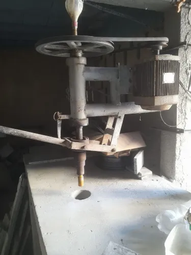 Furadeira de bancada para abertura de cubas para pias de granito