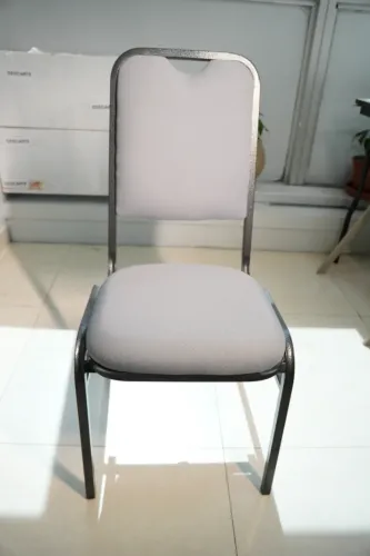 Cadeira de auditório cinza