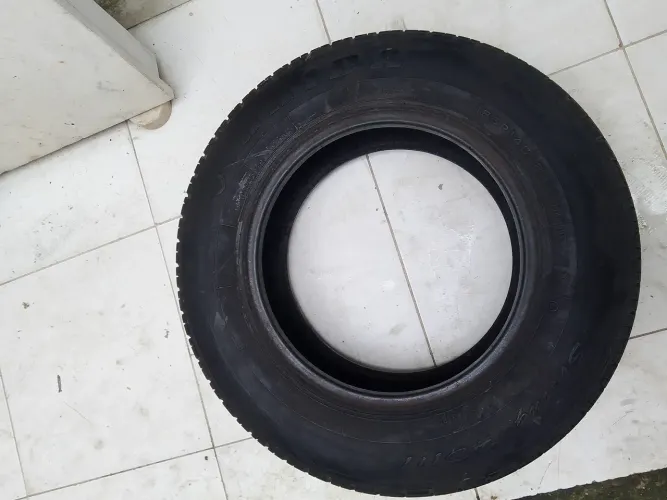 Vendo uma unidade de pneu comercial aro 14 (modelo original de Kombi, reforçado de 8 lonas