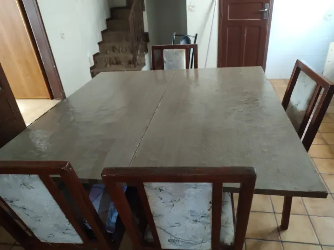 Vende mesa de madeira.