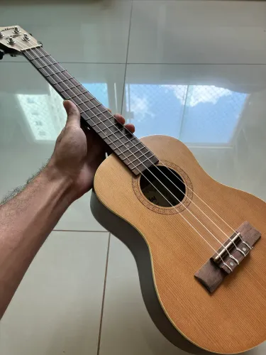 Ukulele Tenor Shelby SU-25R Natural com Case AVS Praticamente Novo