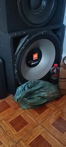 Vendo caixa com grave de 18 Tornado