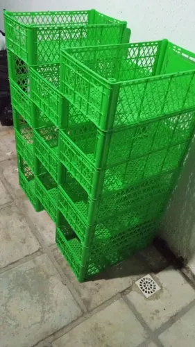 Vende-se estante de caixas plástica excelente para organizar seu trabalho