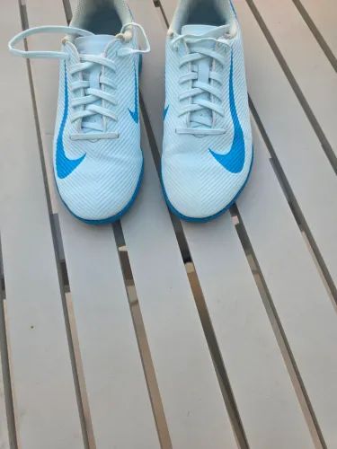 Chuteira Futsal nike mercurial vapor, nr.36 usada apenas duas vezes, pois ficou apertada. 