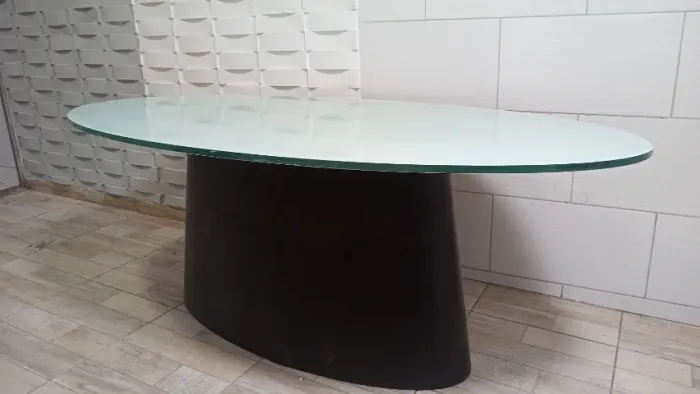 Mesa de vidro oval