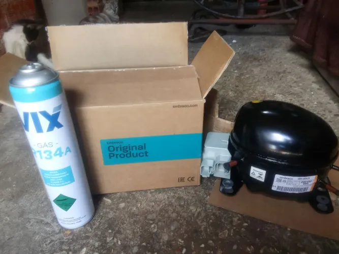 Motor de geladeira e refil de gás R134a