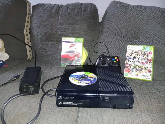 Xbox 360 ano 2015 3 jogos pes 2013/2014 2 controles e vem acompanhado com os cabos todos