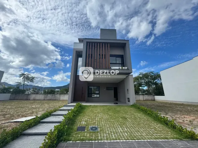 Casa à Venda no Deltaville, Biguaçu | 4 Quartos, 4 Suítes no Cond. Blue