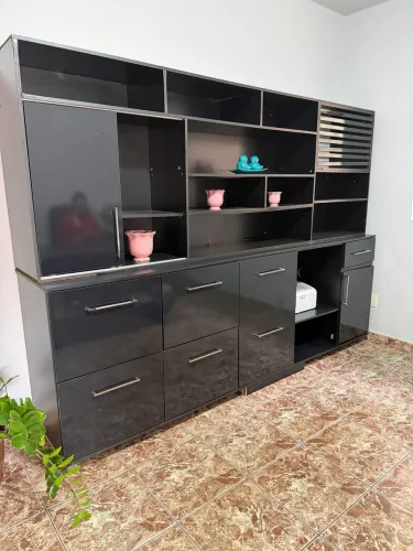 Escrivaninha e armário suspenso para escritório 