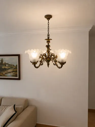 Lustre vintage 5 braços com estrutura metálica trabalhada