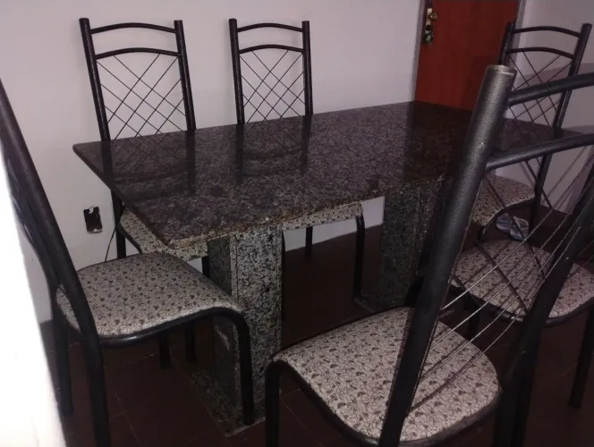 Vendo mesa de mármore com 06 cadeiras, em bom estado, só com defeito no pé da mesa .