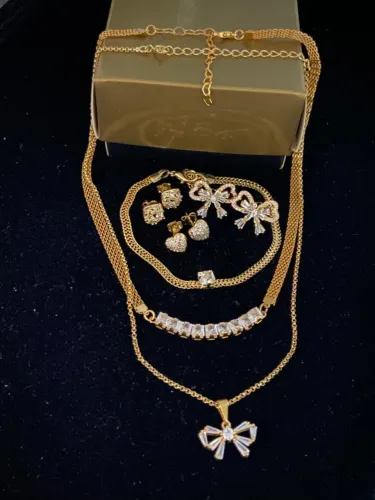 KIT COM COLAR PULSEIRA E BRINCOS BANHADOS A OURO 18K COM PEDRAS DE ZIRCÔNIAS
