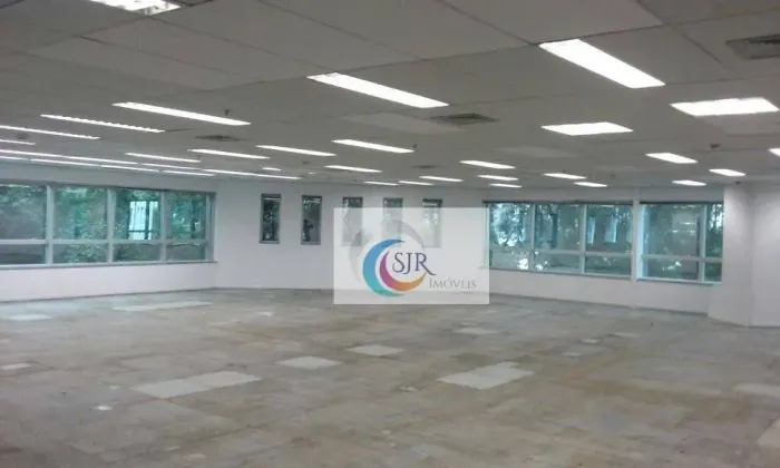 Conjunto comercial de 245 m² com 5 vagas