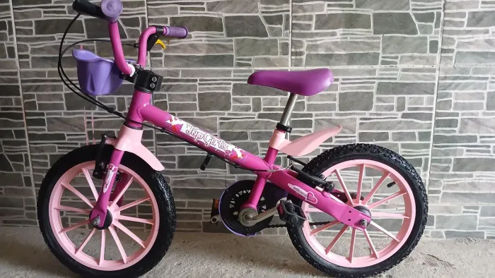 Vendo bicicleta infantil,muito bem conservada,com rodinhas de apoio .Valor 300