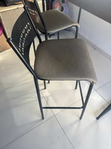 Vende-se Mesa e Cadeiras