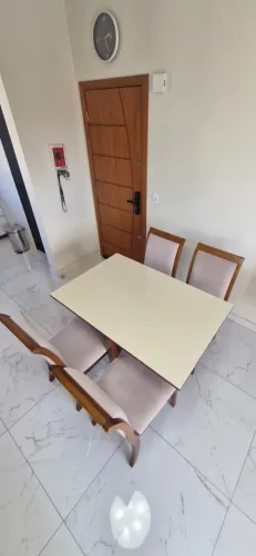 Mesa de Jantar 4 Lugares com 4 Cadeiras Estofadas - Excelente Estado