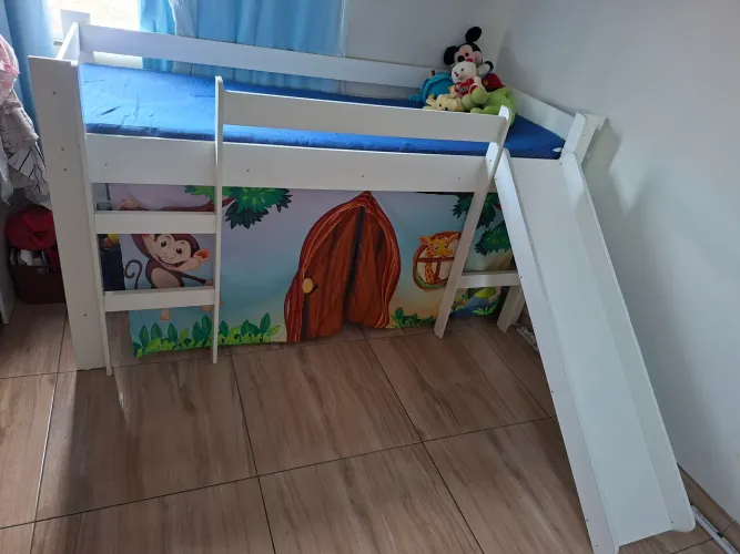 Cama elevada com escorregador,só foi usada 1 vez,novíssima  