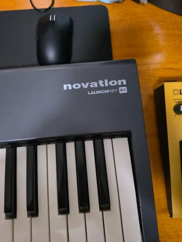 Controlador Novation launchkey mk1 61 teclas