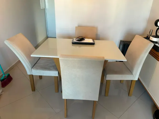 Conjunto mesa e 4 cadeiras retangular tampo vidro apoio madeira