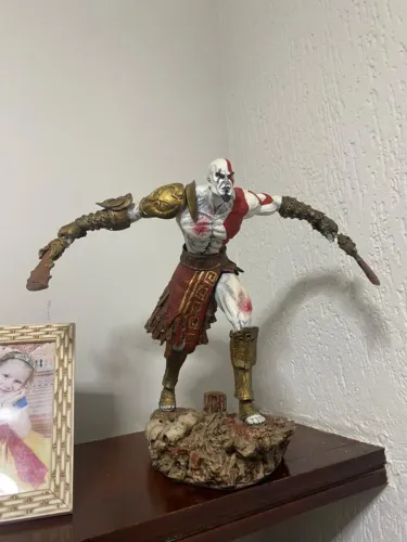Estatua Resina - Kratos (Investida)