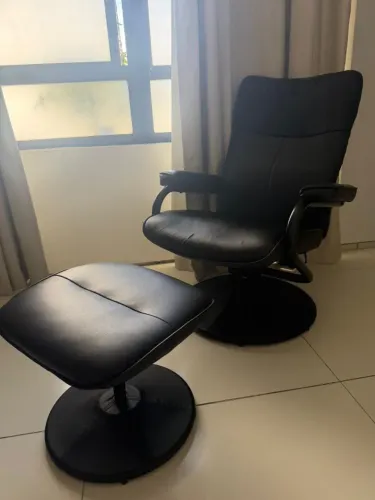 poltrona reclinável preta com puff da linha Capone