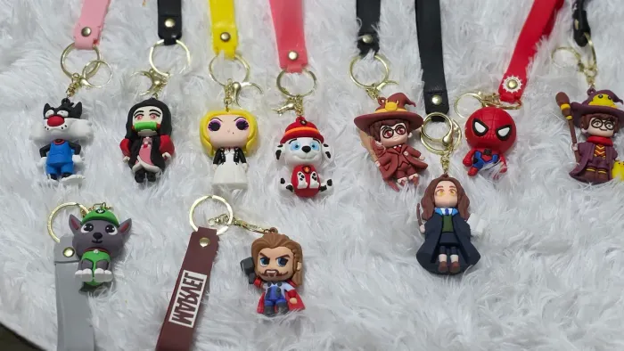 Kit com 10 chaveiros de personagens diversos para revenda