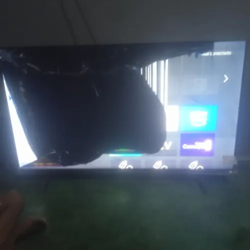 Vendo tv com tela quebrada OAC 43 pol smart