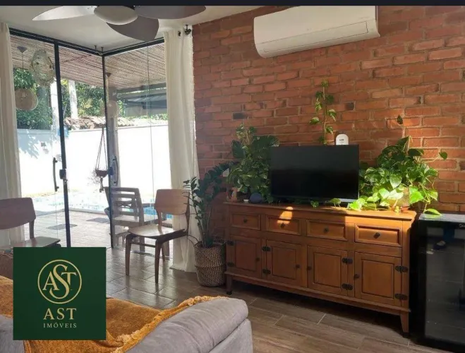 AST IMÓVEIS Casa com 2 quartos sendo 1 suíte, piscina e vaga de garagem, 107 m² por R$ 1.0