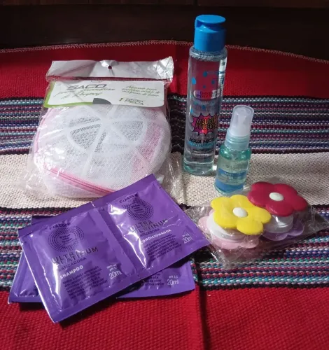 Kit perfume para cabelos, água micelar, saco para lavadoura de roupa e quatro suportes.