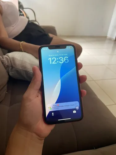 iPhone 11 , funcionando tudo , tá apenas com uma mancha minúscula no canto