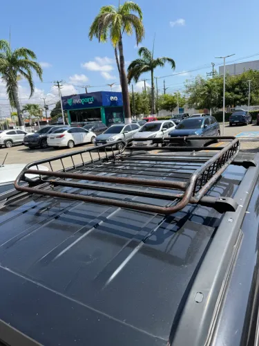 Bagageiro gradeado.