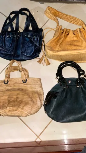Bolsas variadas em bom estado de conservação